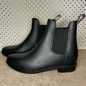Women’s black leather boots size 8